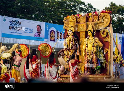 Saraswati Puja Fotos Und Bildmaterial In Hoher Auflösung Alamy