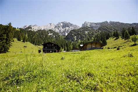Auf der 1.437 meter hoch gelegenen krottentalalm oberhalb des spitzingsees lebt sie mit ihren tieren zusammen: Einblick in die Almwirtschaft im Kufsteinerland - Auf der ...