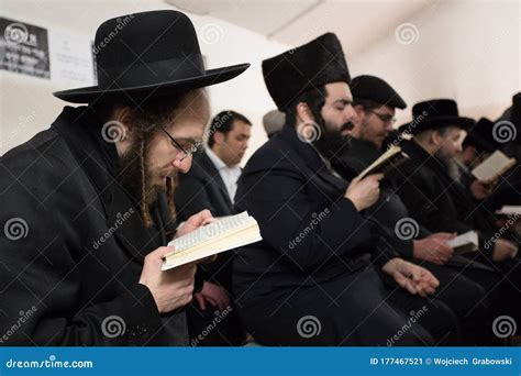 Judíos Ortodoxos Hasidos Judíos Ortodoxos Hasidos Foto Editorial