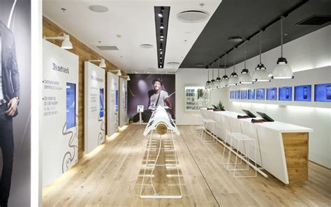 Retail stores have been integrating translucent ceilings for many years now. تصميم ديكور محل جوالات , اشكال ديكورات لمحلات الموبيلات ...