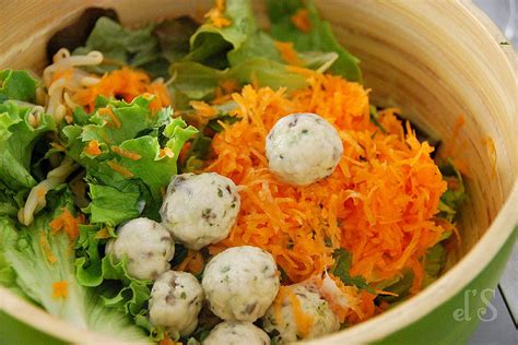 Salade composée aux boulettes de poulet saveurs asiatiques
