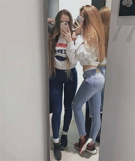Девушка в джинсах перед зеркалом фото