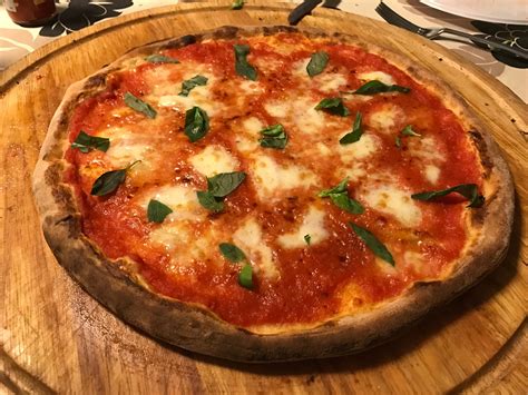 La pizza con bufala e pomodorini è una specialità tutta made in italy, semplice ma attenzione: Pizza semplice con bufala e basilico | Pizza, Bufalo, Basilico