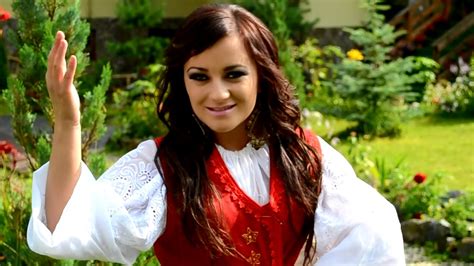 În acest sens, carmen de la sălciua face eforturi uriașe pentru a câştiga inimile fanilor. Carmen de la Salciua - Mireasa cand iesi din casa - YouTube