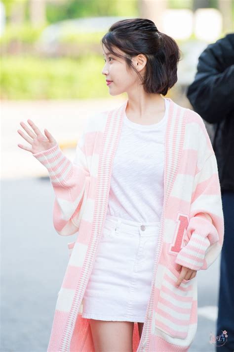 Jul 22, 2018 · dalam dunia fashion, mungkin kita sering membaca atau mendengar istilah asing yang tidak kita pahami dan sulit diterjemahkan dalam bahasa indonesia. 10 Ide OOTD Pakai Sweater ala IU, Cocok Buat yang Mungil!