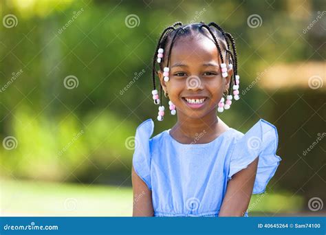 abschluss im freien herauf porträt eines netten jungen schwarzen mädchens afrikanisches p