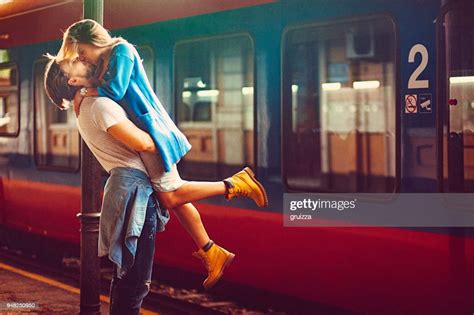 Jeune Passionnée Et Femme Embrasse À Côté Du Train À La Gare Photo