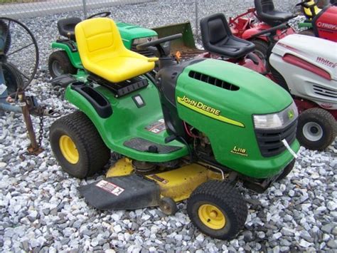 1055 John Deere L118 Lawn And Garden Tractor Lot 1055