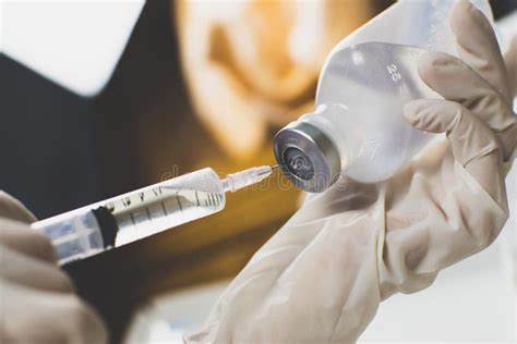 Anestesiólogo Médico Mano Inyectar La Jeringa En Una Solución Salina Normal Botella De Níquel