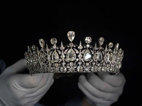 Queen Victorias Emerald Tiara Goes On Display