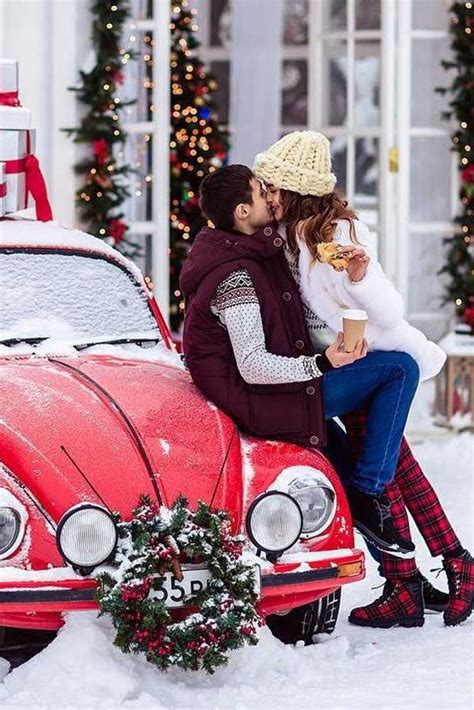 15 Cute Christmas Photos For Couples To Show Love Outdoor Christmas Photos Christmas Couple