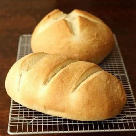 Découvrez la recette de pain maison à faire en 30 minutes. Pain maison facile et rapide - pour votre petit déjeuner de demain.