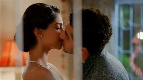 Sonam Kapoor Kissing Scenes From Bewakoofiyaan Sonam Kapoor Ayushman Khurana Kiss Youtube