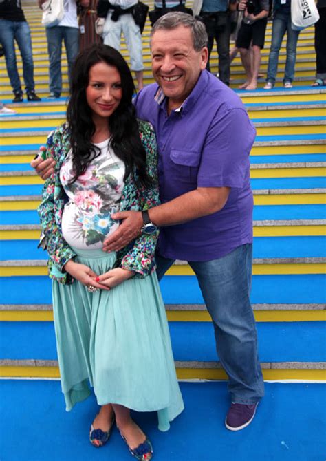 Борис грачевский в молодости | фото: Борис Грачевский выгулял беременную жену | EG.RU