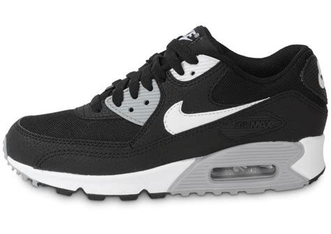 Baskets air max 90 essential noir nike avec bout rond et fermeture à lacets sur le devant. Acheter air max 90 noir et blanc pas cher
