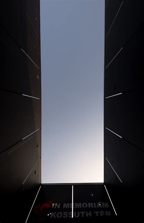 A nagydíjjal járó jutalom összege a díj összegének kétszerese, . A Kossuth téri sortűz áldozatainak új emlékhelye