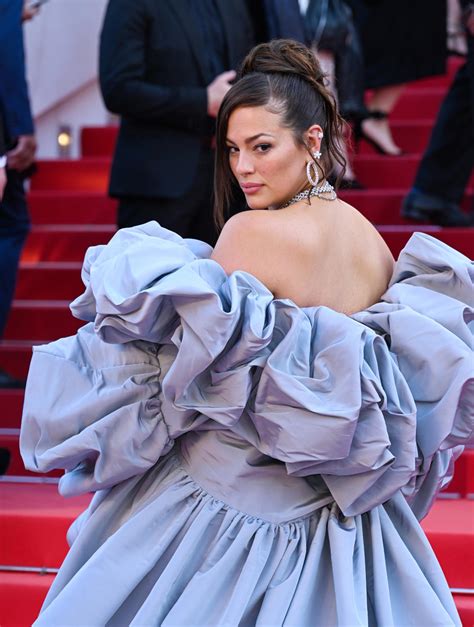 Ashley Graham S Est Habill E D Une Robe Nue Scintillante Son Arriv E