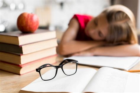 Colegiala Cansada Que Duerme En El Escritorio Foto Gratis
