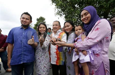 Majlis ahli parlimen barisan nasional; Isa ceria mengundi bersama anak | Politik | Berita Harian
