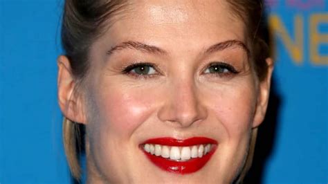 Rosamund Pike Went Super Bare Faced On This Red Carpet Beautyeditor
