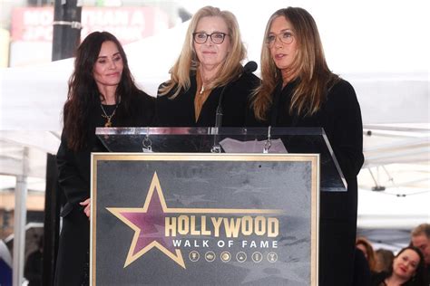 Courteney Cox Reunites With ‘friends Stars Jennifer Aniston And Lisa
