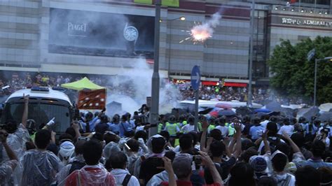 Police Throw Tear Gas At Hong Kong Protesters