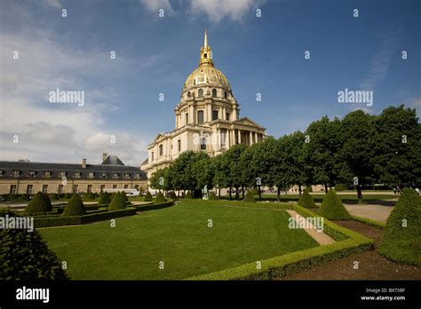 The église Du Dôme And The Gardens Of Les Invalides Stock Photo Alamy