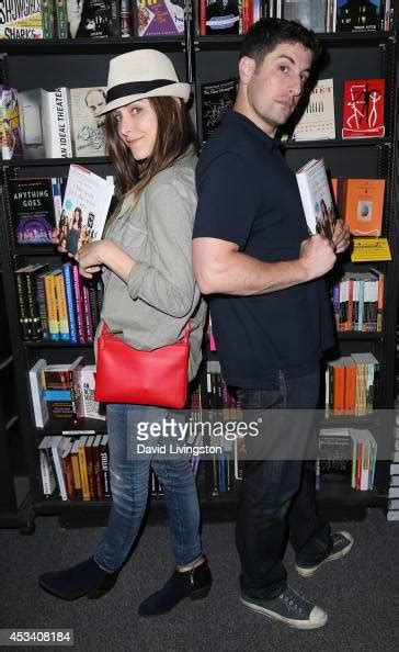 Actress Jenny Mollen And Husband Actor Jason Biggs Attend A Signing News Photo Getty Images