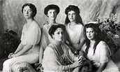 Anastasia (tweede van rechts), haar moeder en zussen in 1913 Anastasia ...