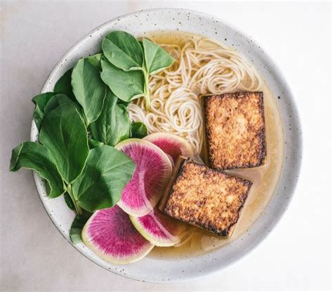 Tante, gustose e sfiziose ricette con tofu per portare ogni giorno a tavola piatti buoni e sani a base di questo alimento proveniente dall'estremo oriente. 1001 + idee per ricette con tofu facili, veloci da ...