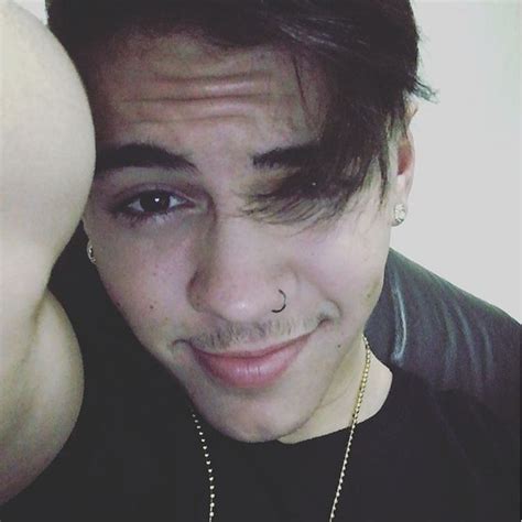 EGO Biel posta selfie e bigodinho chama atenção de fãs Cara de cafajeste notícias de Ego Teen
