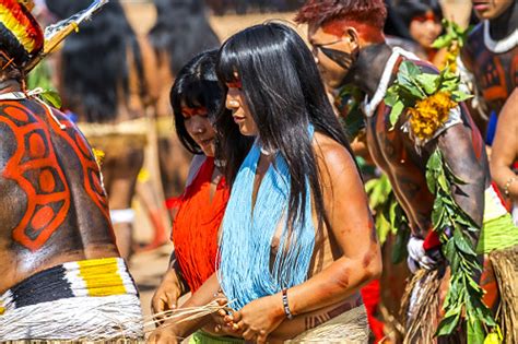 dança tawarawanã na aldeia aiha da etnia kalapalo parque indígena do xingu pulsar imagens