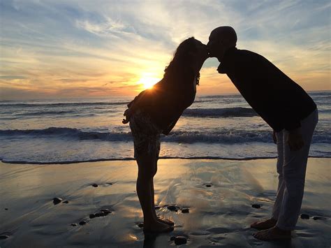 Love Couple Beach Kissing Kiss Couple In Love Couples In Love