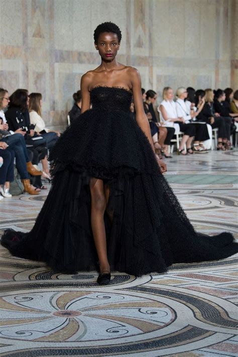 Défilés Vogue Paris Style couture Idées de mode Defile mode