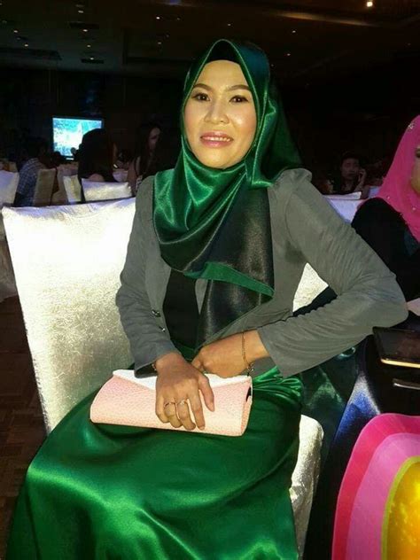A classic muslimah baju kurung by cy. Pin oleh putri Anggrainy di Baju kurung | Wanita, Baju kurung
