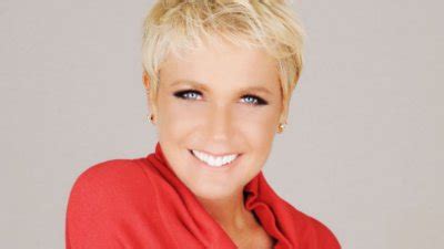 Xuxa meneghel é uma das personalidades brasileiras mais conhecidas no mundo, com recordes impressionantes de vendas. Biografia de Xuxa Meneghel. A Rainha dos Baixinhos.