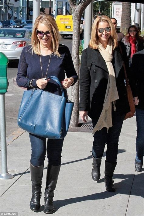 She plays the role of phoebe buffay and her twin sister, ursula, on friends. Is Lisa Kudrow really a twin? - Quora