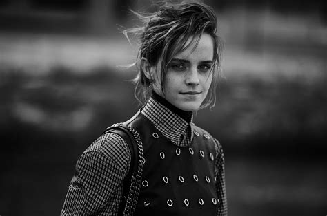 2560x1700 Emma Watson Monochrome Portrait Chromebook Pixel Wallpaper