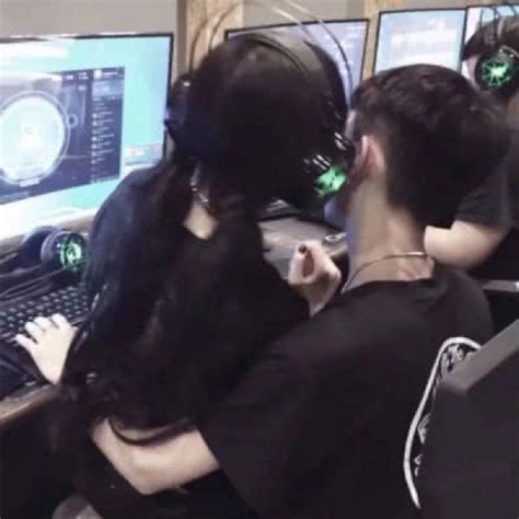 Pin By Bunny On Res In 2020 Grunge Couple Couple Aesthetic Gamer Couple