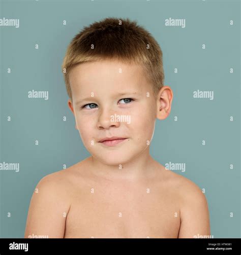 Kaukasische Kleine Jungen Nackten Oberkörper Lächelnd Stockfotografie