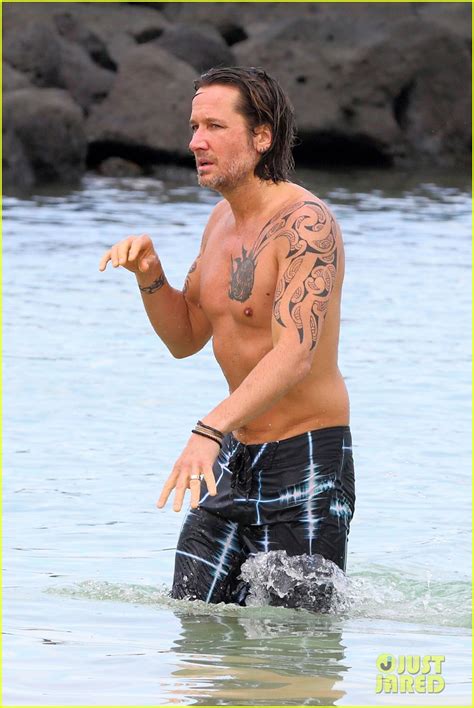Keith Urban Puts His Shirtless Body On Display While Getting Wet In The Ocean Photo 3258338