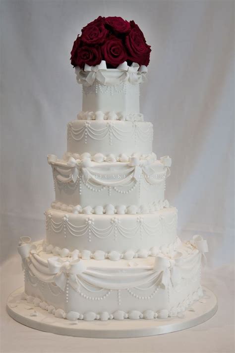 Pretty Victorian Style Wedding Cake With Fresh Flowers In Love With This Cake Description