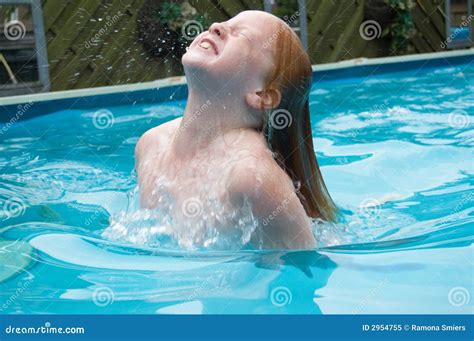 Junges Mädchen Im Wasser Stockbild Bild Von Spielen Jugend 2954755