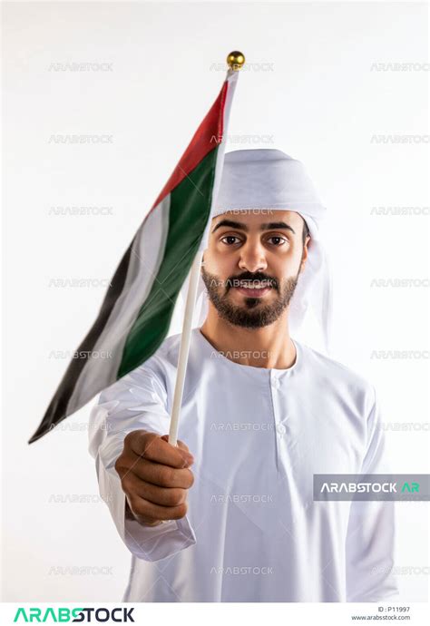 رجل اماراتي يحتفل باليوم الوطني لدولة الامارات العربية المتحدة ، يحمل