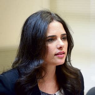 נתניהו נכנס לכל סמטה אפילה שרחוקה מאידאולוגיה ימנית והם הולכים אחריו כמו עד עיוור. מנדלבליט ושקד בעד הפרקליטות: "הם לא אנשים פוליטיים"