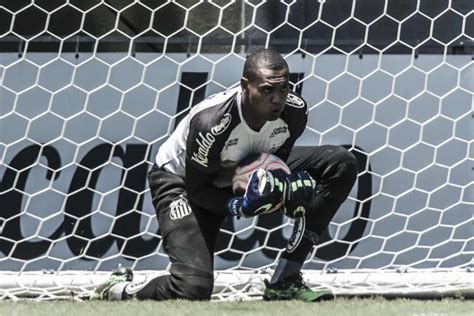 O goleiro john, do santos, teve sua situação. Passado no rival e valorizado: conheça John, goleiro que ...