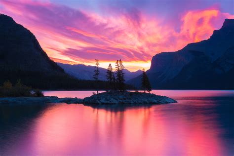 Is there a ghost town under Lake Minnewanka in Alberta?