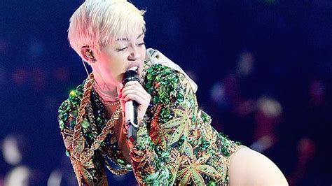Miley Cyrus Lets Fan Squeeze Her Boobs In Photo News Com Au Australias Leading News Site