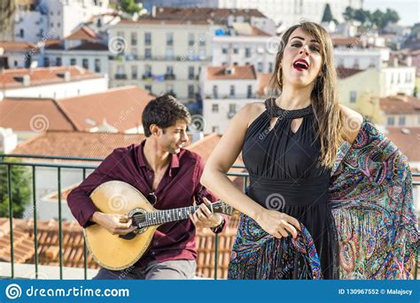 Cantante Hermoso Del Fado Que Se Realiza Con La Guitarra Portuguesa