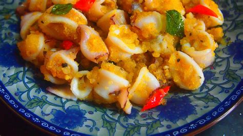 For video recipe in english, please watch it here: MamaMia Kitchen: SOTONG GORENG TELUR MASIN